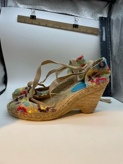 Women’s 8-1/2 Colorful Sandals with Heels 👠 Lightly Used