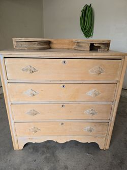 Beautiful Antique 4-Drawer Chest of Drawers