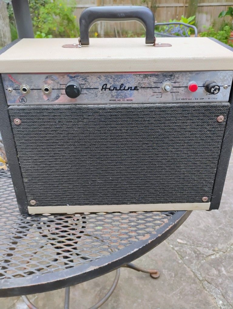 Vintage Guitar Amp Airline 62-9022A WOW!