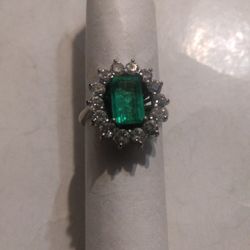 18 Karat White Gold Ring With 14 Diamonds Around Emerald Stone In The Center Size 7 Use