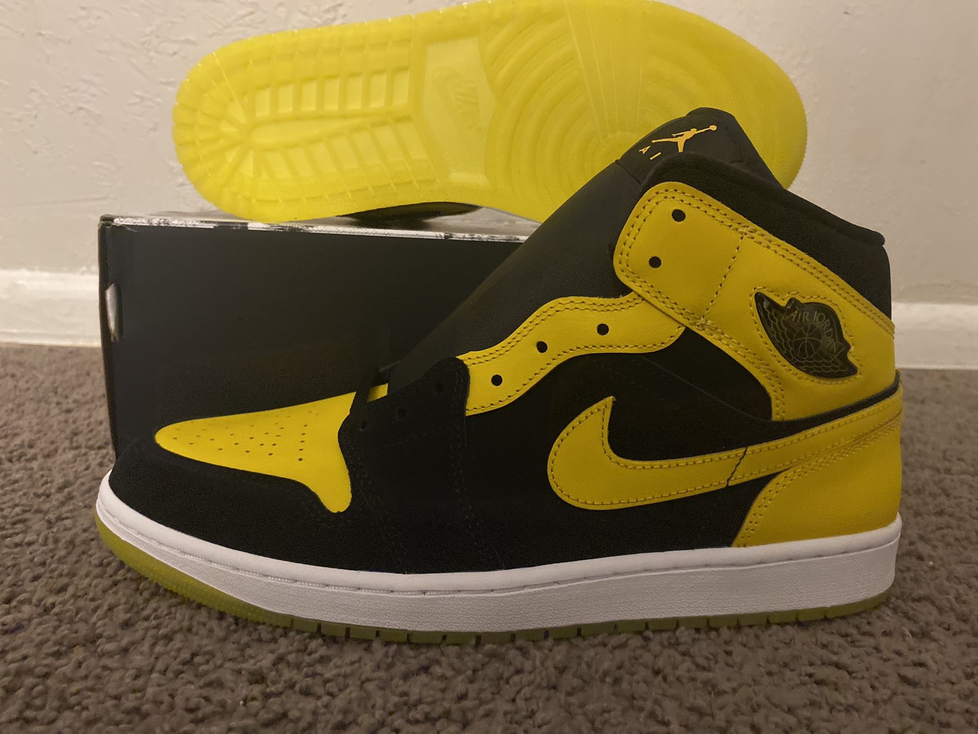 AIR JORDAN 1 MID SE “VARSITY MAIZE” Sz 12 Men’s