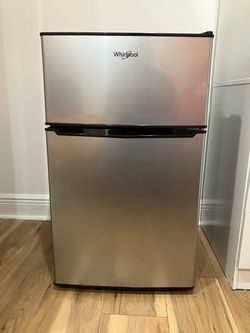 Mini Fridge/ Drink Fridge