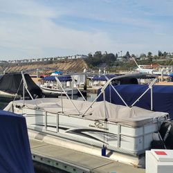 2008 crest pontoon boat