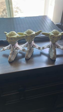 2005 Burger King Star Wars kids meal toy : Yoda with Jedi Starfighter from the Revenge of the Sith promo line