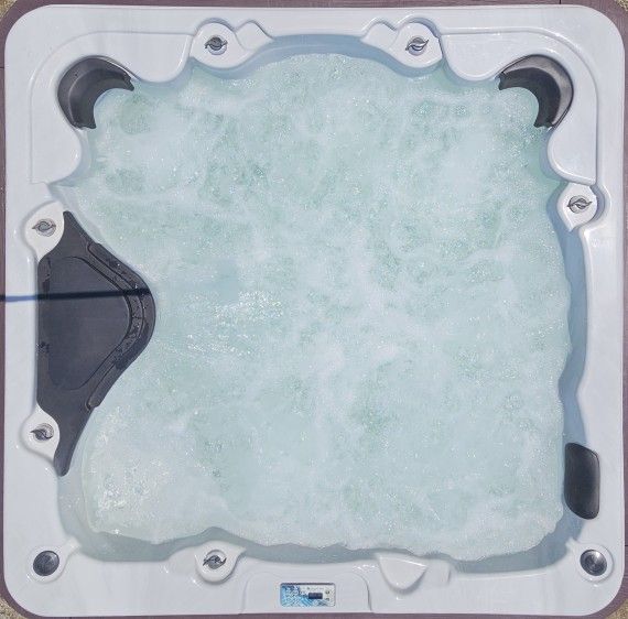 Beautiful and powerful 5- Person 2016 Strong Spas-Evolution hot tub/Jacuzzi for Sale