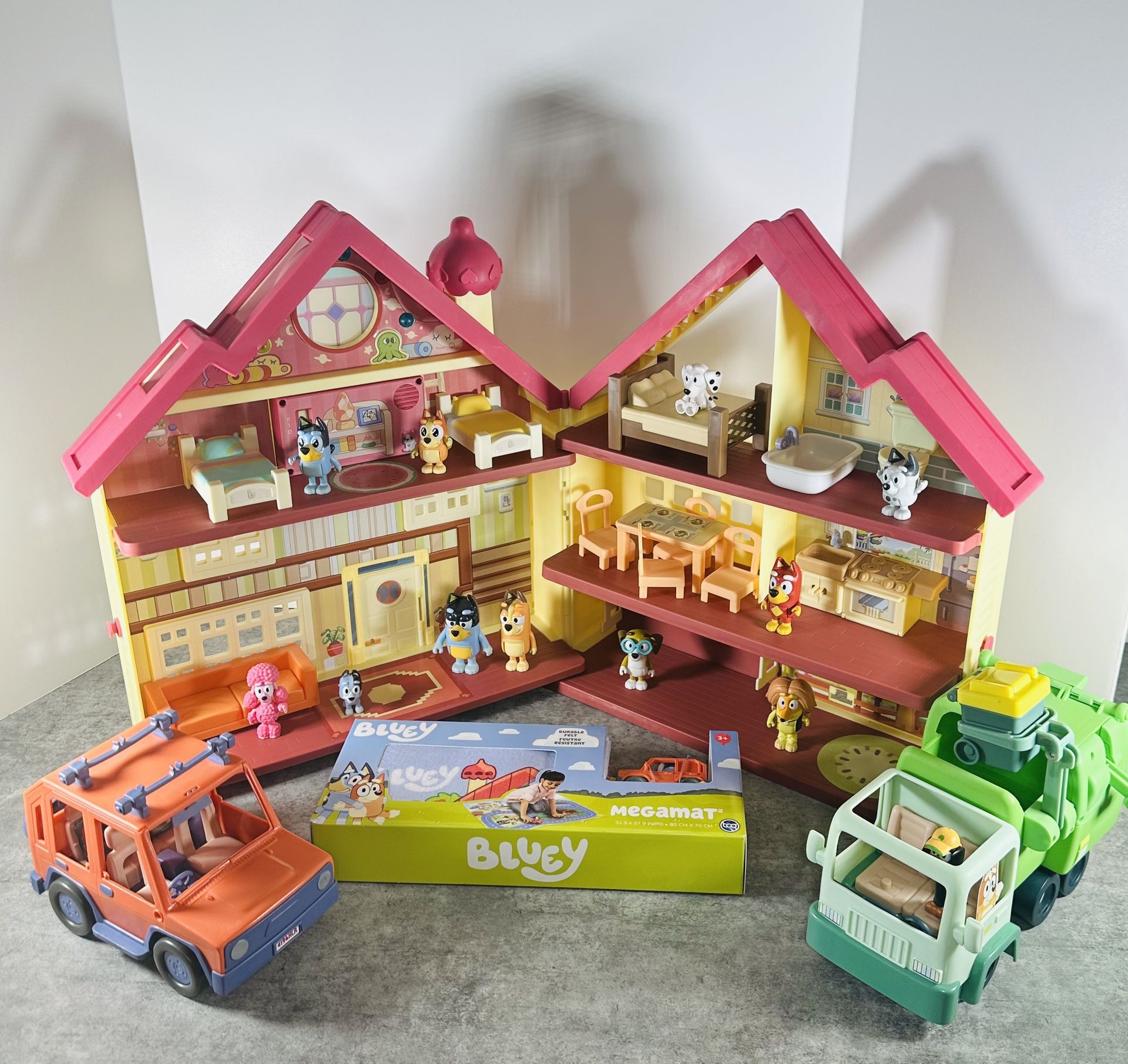 Bluey Ultimate Lights And Sounds Playhouse