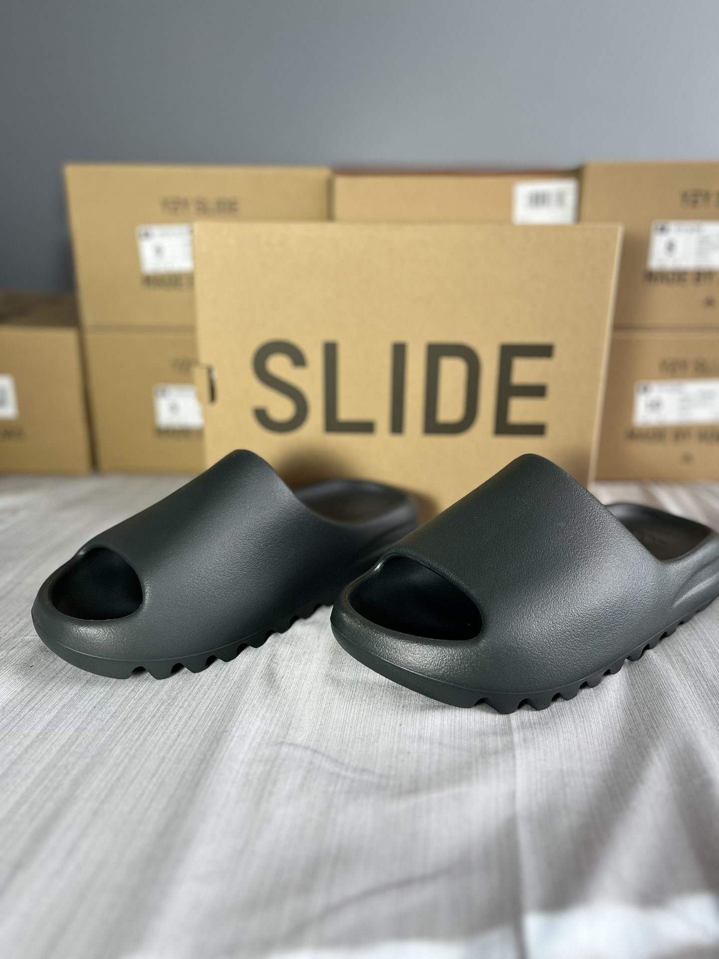 adidas Yeezy Slides ‘Dark Onyx’ 