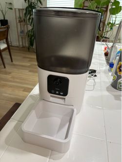 Automatic pet feeder with camera