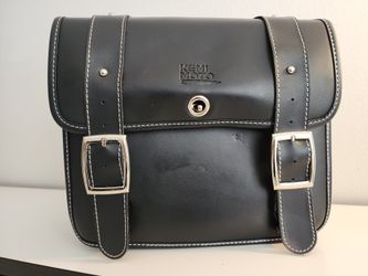 
Kemi Moto Leather Motorcycle Saddle Bag. Approx 11x10x5". New, open box.


