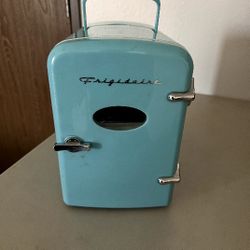 Frigidaire 6 Can Retro Mini Fridge Blue 