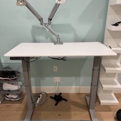 Motorized standing desk