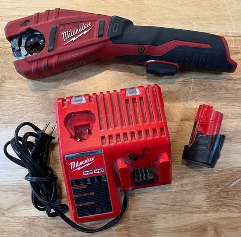 Milwaukee 2471-22 M12 12V Li-Ion Cordless Copper Tubing Cutter Kit