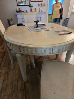 Dining room table with 4 chairs. Removable leaf