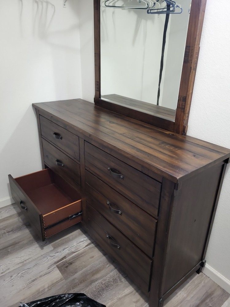 ASHLEY 6 Drawer Dresser With Mirror
