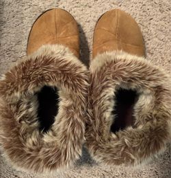 Isotoner women’s boot slipper size 8-8.5