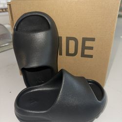 Black Yeezy Slides (Kids)