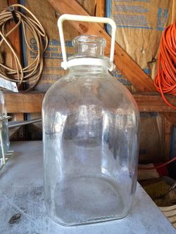 VINTAGE GALLON MIIK BOTTLE WITH HANDLE