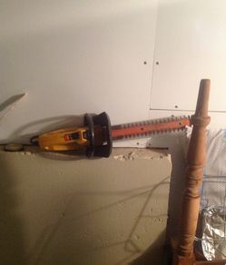 Electric saw to cut bushes