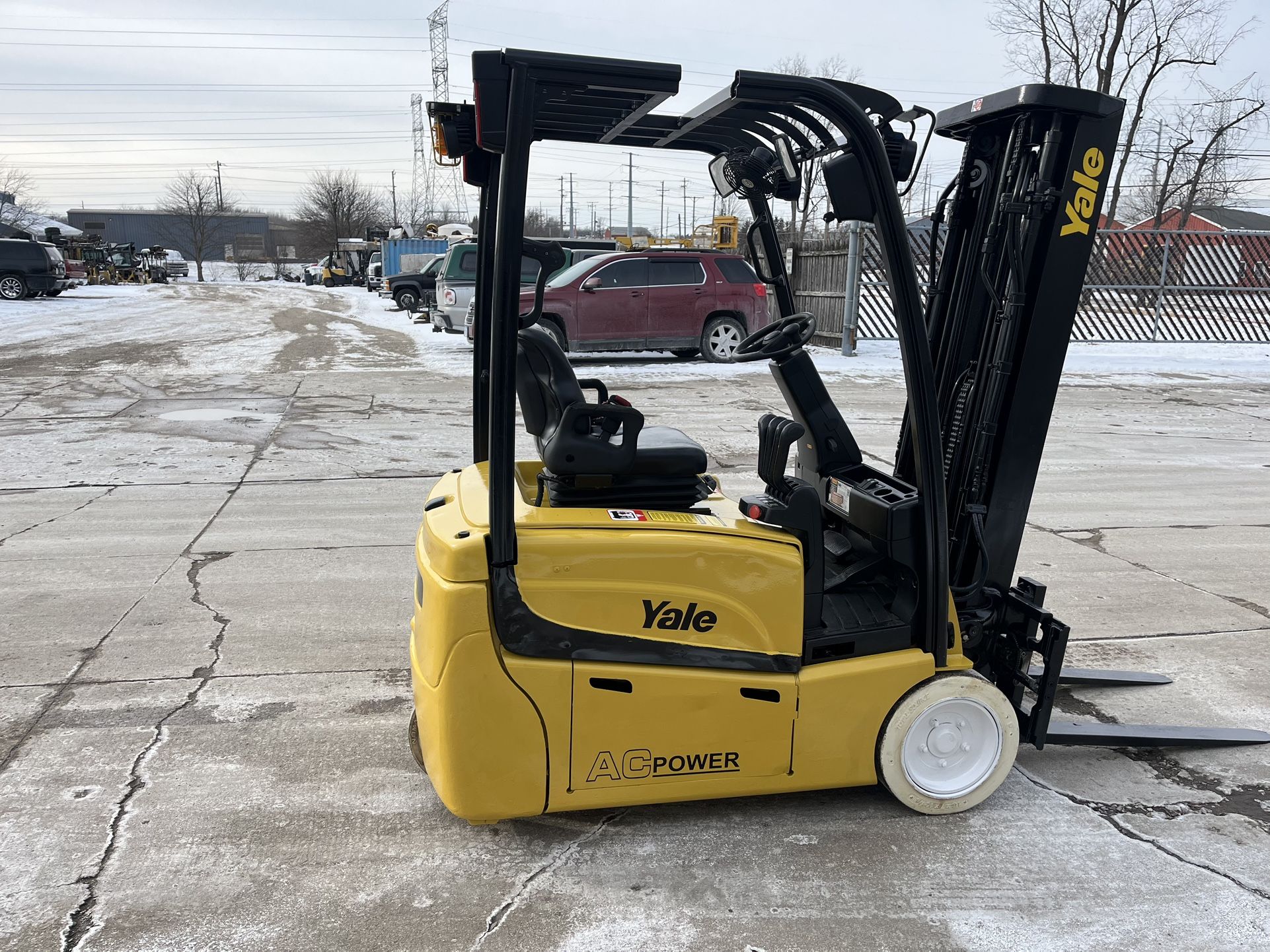 FOR SALE A 2019 YALE ERP040VTN 3 WHEEL FORKLIFT.83/188 FF TSU MAST,SIDESHIT AND FORK POSITIONER 48V BATTERY, IT IS IN GOOD WORKING CONDITION.