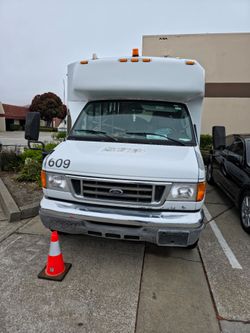 06' Ford E350 cutaway 7.3l diesel, low miles