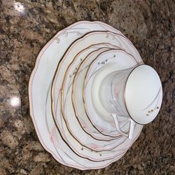 Mikasa bone China capii Bellamy. 6 pcs set   plus all the accessories