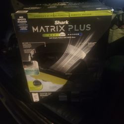 SHARK MATRIX PLUS 2 IN1 MOP AND VACUUM  ROBOT