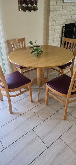Solid Wood Round Dining Table & 4 Chairs – Excellent Condition