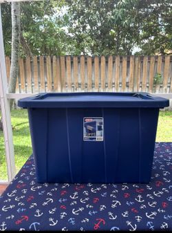 Large 30 gallons plastic box whit lid ( READ DESCRIPTION)