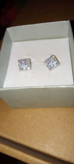 1.0 Diamond Earrings. Very Beautiful  18k Gold