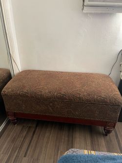 48 Inch Long 20 Inch deep 20 inch high ottoman storage Excellent condition pick up Raseda and vanowen