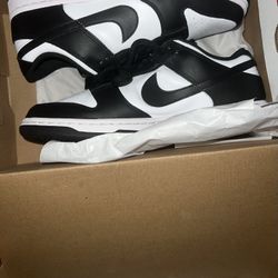 Women’s Nike Dunk Panda Size 10 