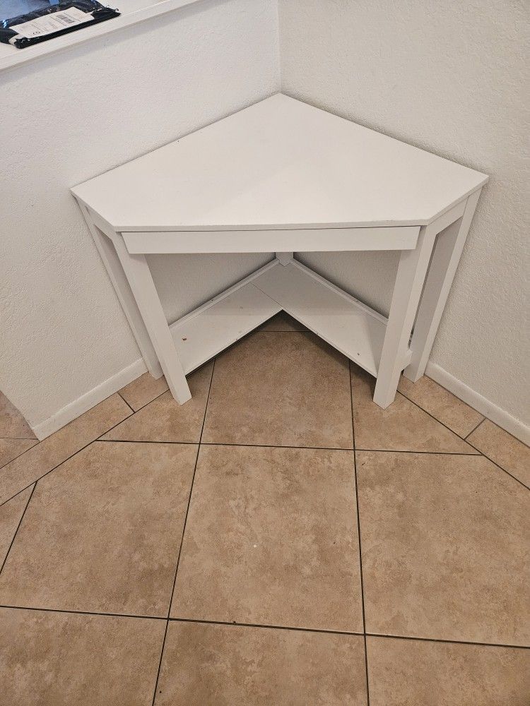 Desk corner withdraw