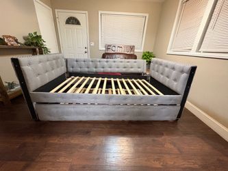 Double twin bed / Includes the 2 mattresses