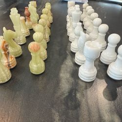 Marble / Onyx Chess Pieces – Mixed Sets (White & Green)