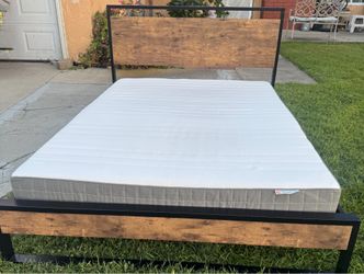 Beutiful full size bed with good mattrsss