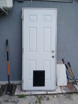 Vendo Puerta  Exterior 32" X80 Copuertesita Para Que Salga El Oerrito Y Con Su Marco Bnas Condiciones