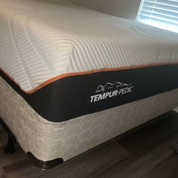 Queen Size TEMPUR-PEDIC Mattress. 12” FIRM. Barely Used/ Near Brand New. 