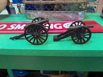 Set of miniature cannons