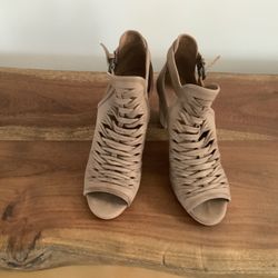 Women’s Size 10 Open Toe Shoe / Sandal Size 10. Woven Look.