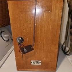 VINTAGE OLYMPUS TOKYO JAPAN OIC MICROSCOPE IN WOODEN CARRYING BOX W KEYS