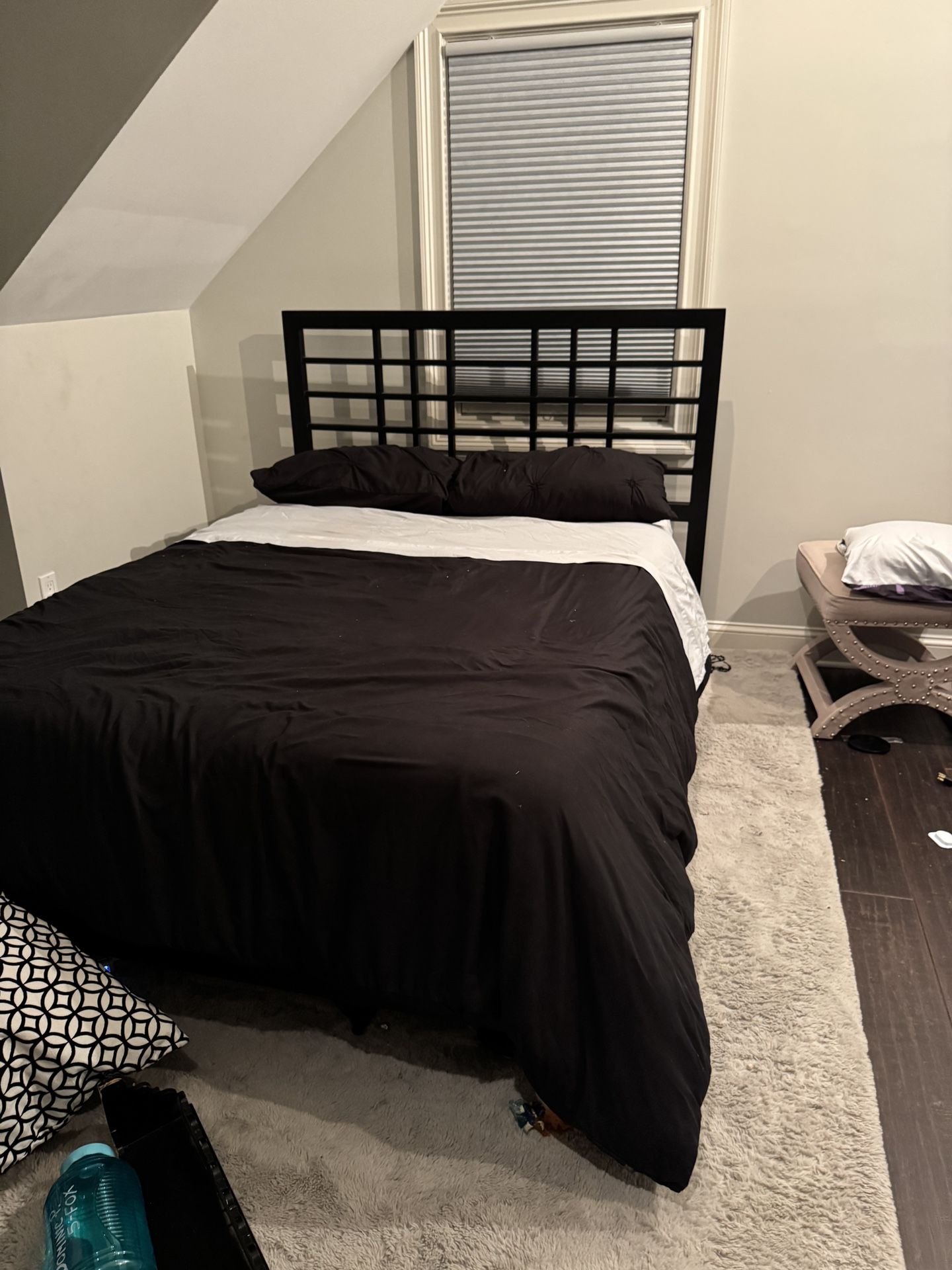 MOVINGb MUST SELL BY SUN 06/29! Black Metal FULL Size Platform Bedframe (TAKE mattress/boxspring/bedding For FREE)