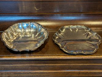 Set of 2 vintage silver plated serving dishes in the classic Chippendale pattern. These feature a traditional scalloped design with paneled sides and 