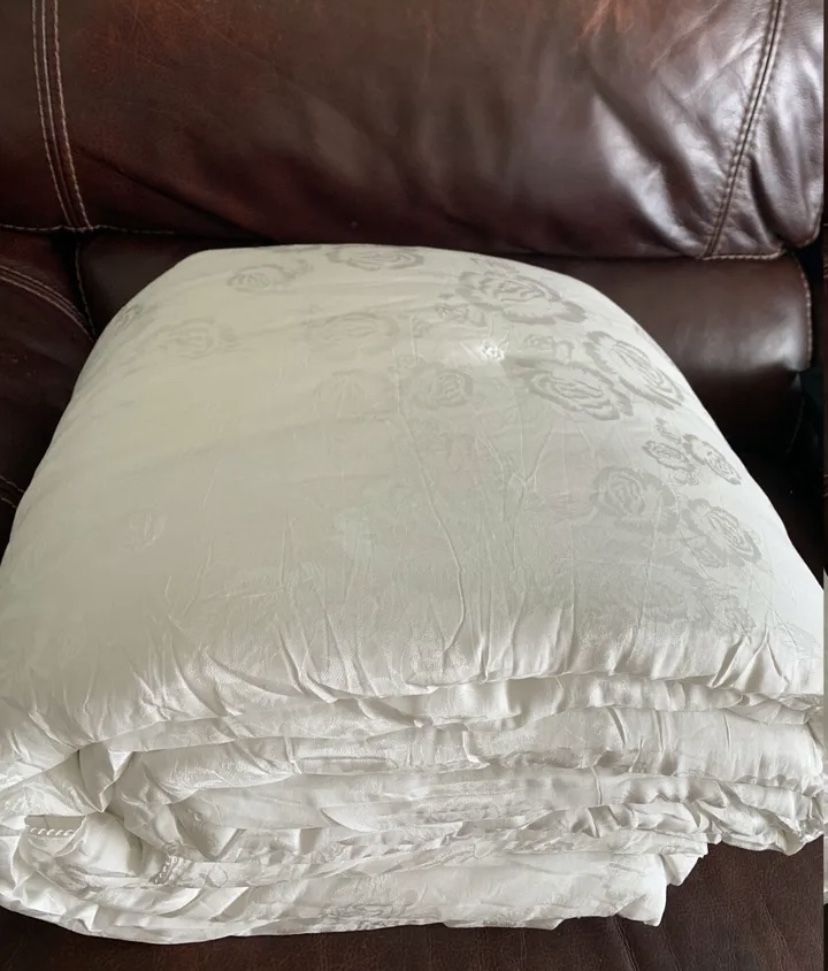 Natural Filling 100% Silk Blanket, King, New