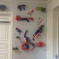 HUGE LOT OF NERF GUNS/HUNDREDS OF BULLETS/CLIPS