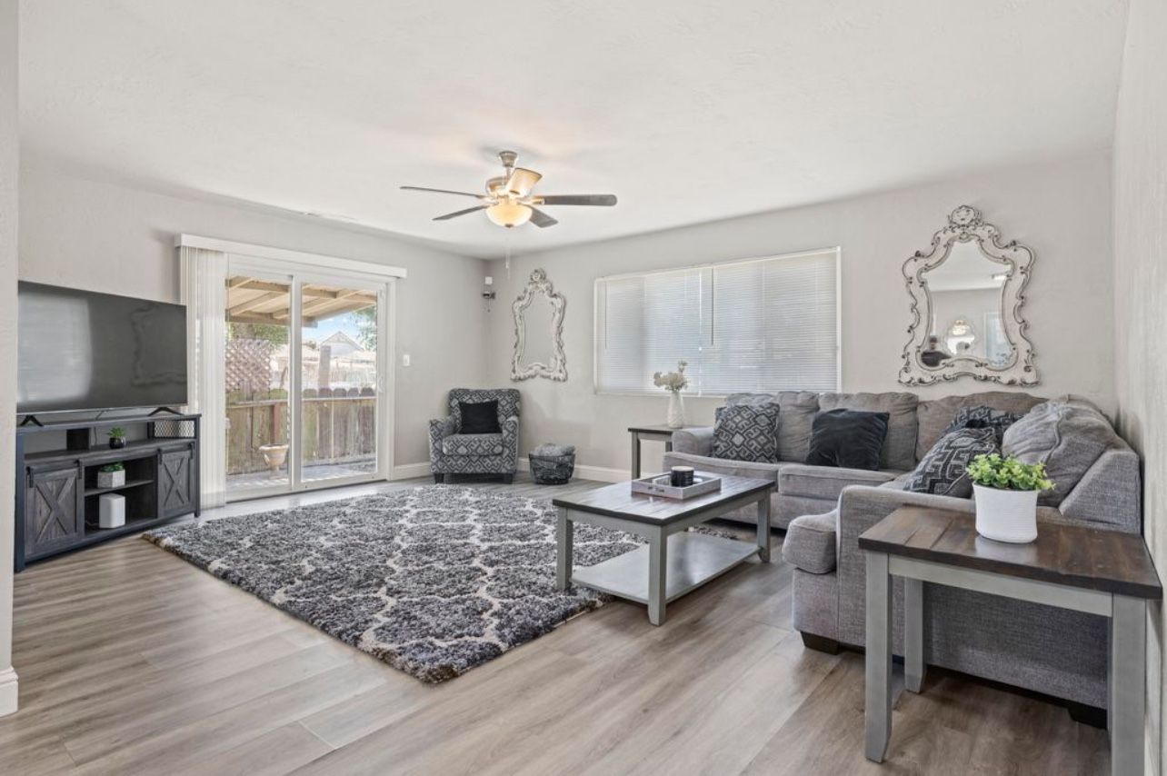 Coffee Table With 2 End Tables