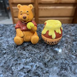 Disney Winnie The Pooh And Hunny Jar Salt & Pepper Shakers.  Brand New With Tag On The Bottom 