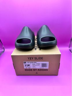 * Adidas Yeezy Slide Dark Onyx $90 11K