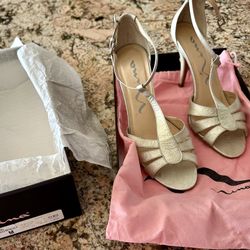 Nina brand USA 9M, EUR 39 Sandal in metallic Silver finish with adjustable ankle strap and a buckle closure