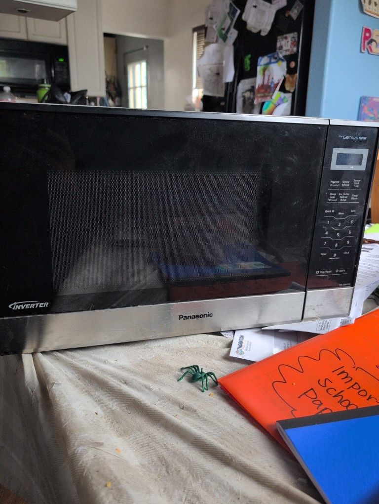 Genius 1200 W Panasonic NN-5N67HS