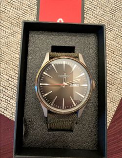 BEAUTIFUL MEN'S NIXON SENTRY WATCH W / NYLON BAND. PRISTINE CONDITION ‼️ FAR EASTSIDE 💥